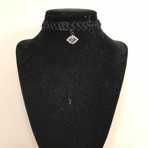 Choker with eye jewel